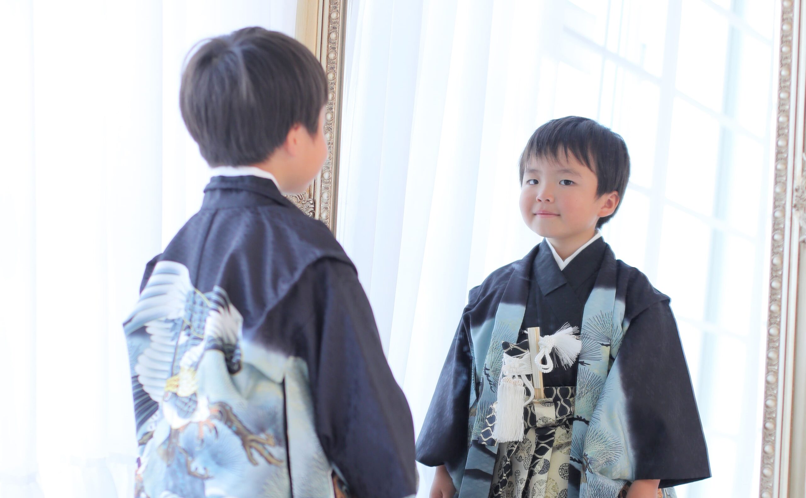 シックな色合いと伝統的な柄の組み合わせが魅力、紋付袴のおすすめスタイルをご紹介