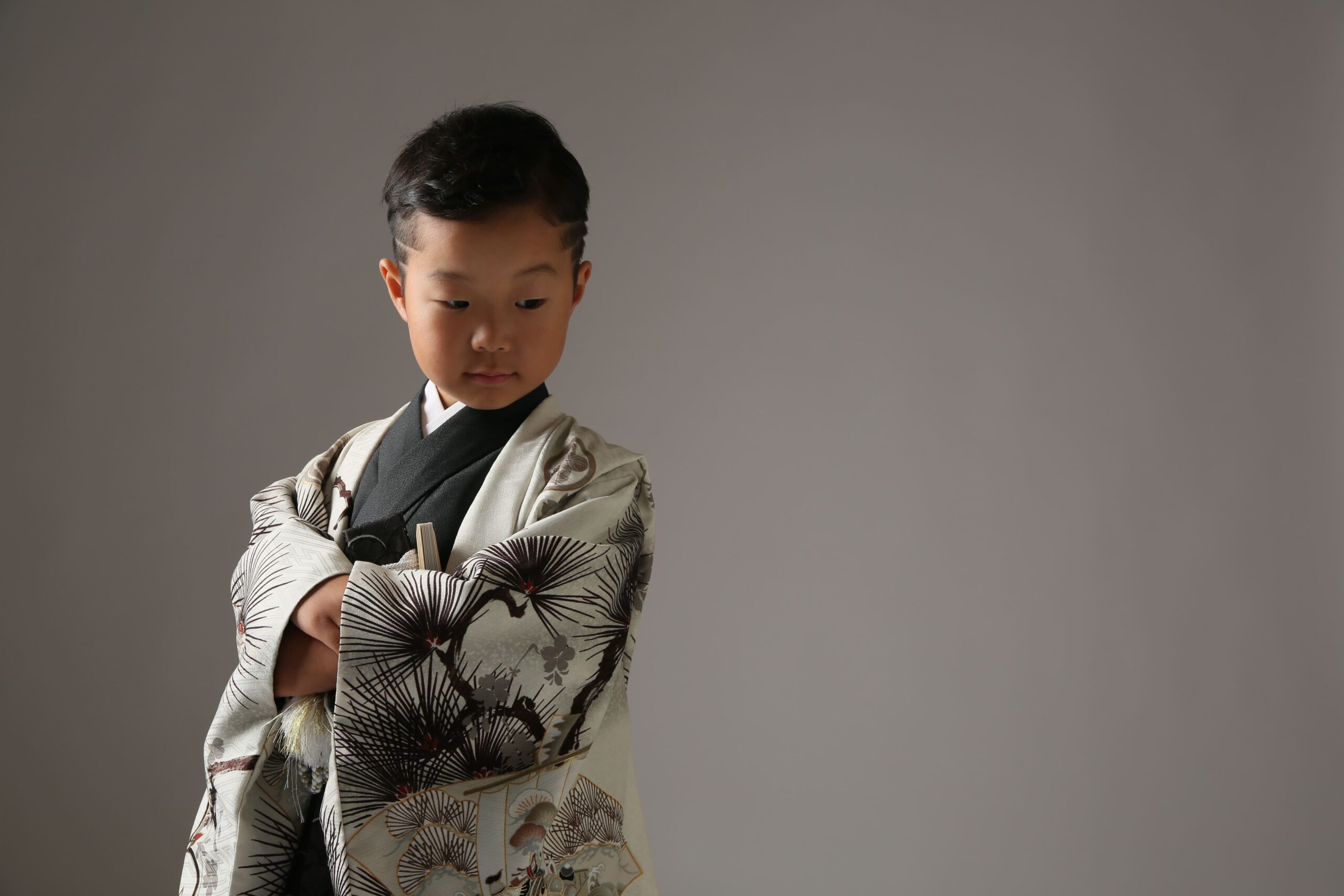 伝統的な紋様からモダンデザインまで、5歳男の子の紋付袴選びのポイントを特集