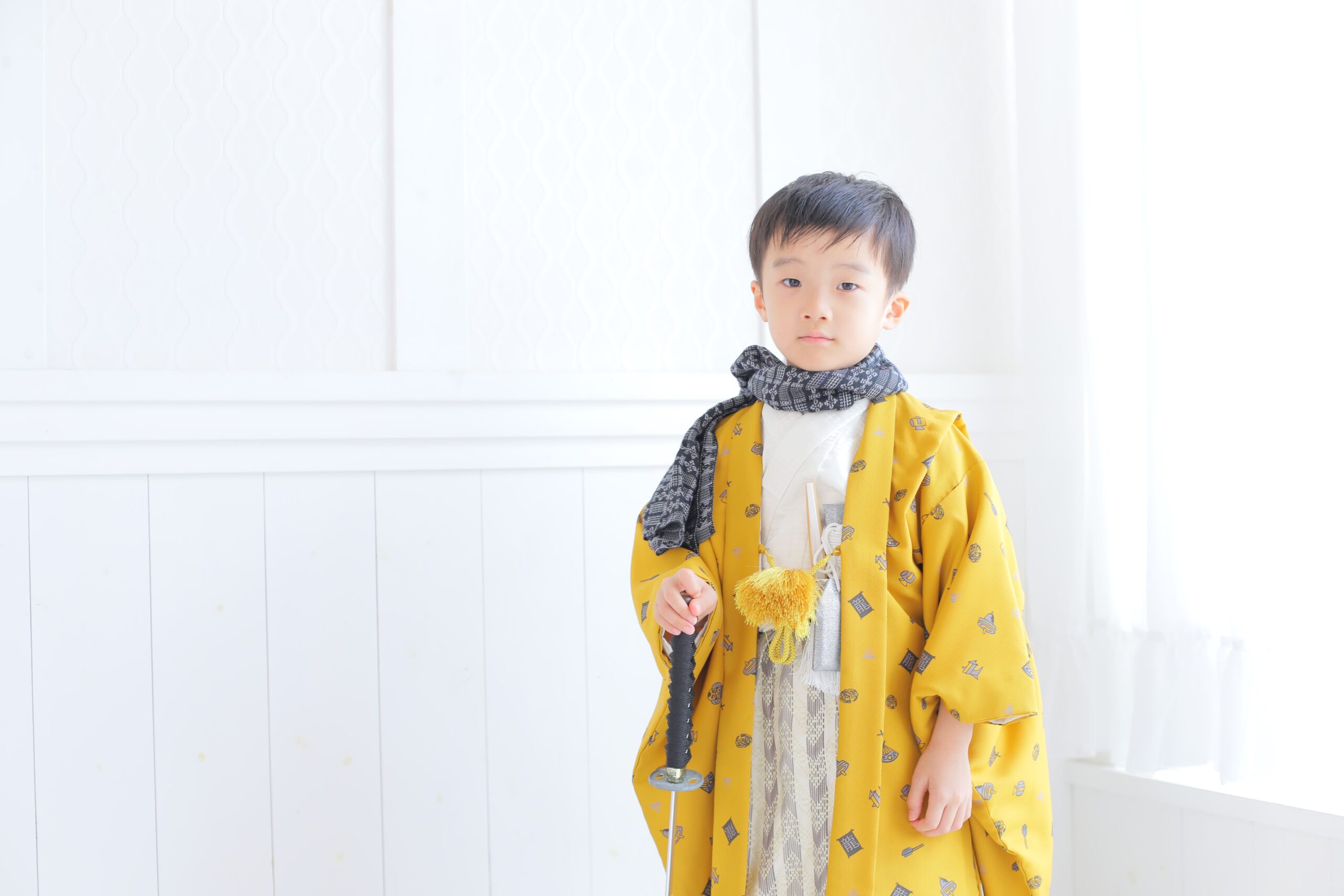 現代風のデザインを取り入れた紋付袴で、お子様の一日を特別に彩ります
