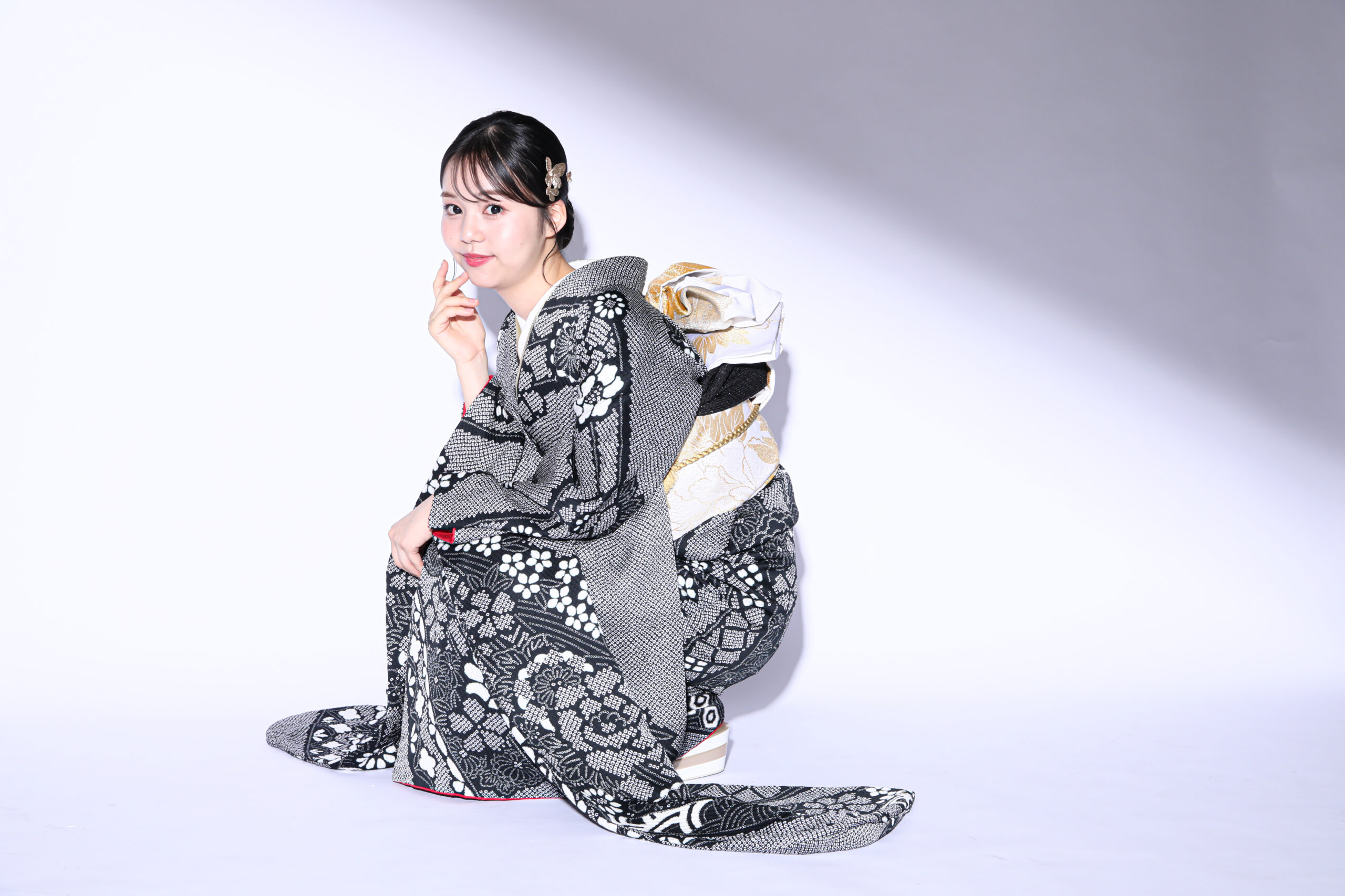 黒地に白の総絞りとが施された成人式向け振袖。金色の帯を合わせた上品で高級感のある振袖コーディネート全身写真。